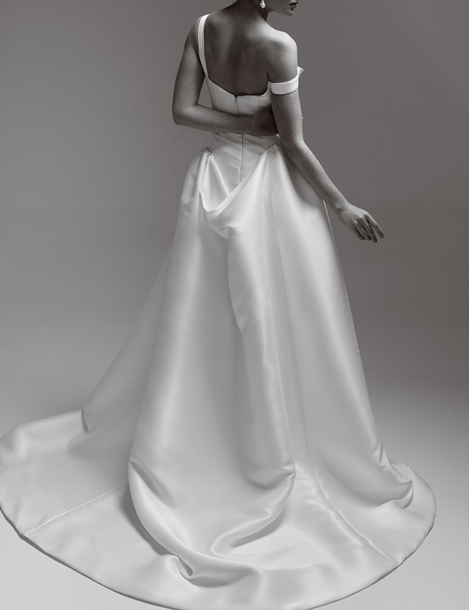 Renhue Loren w/ Overskirt